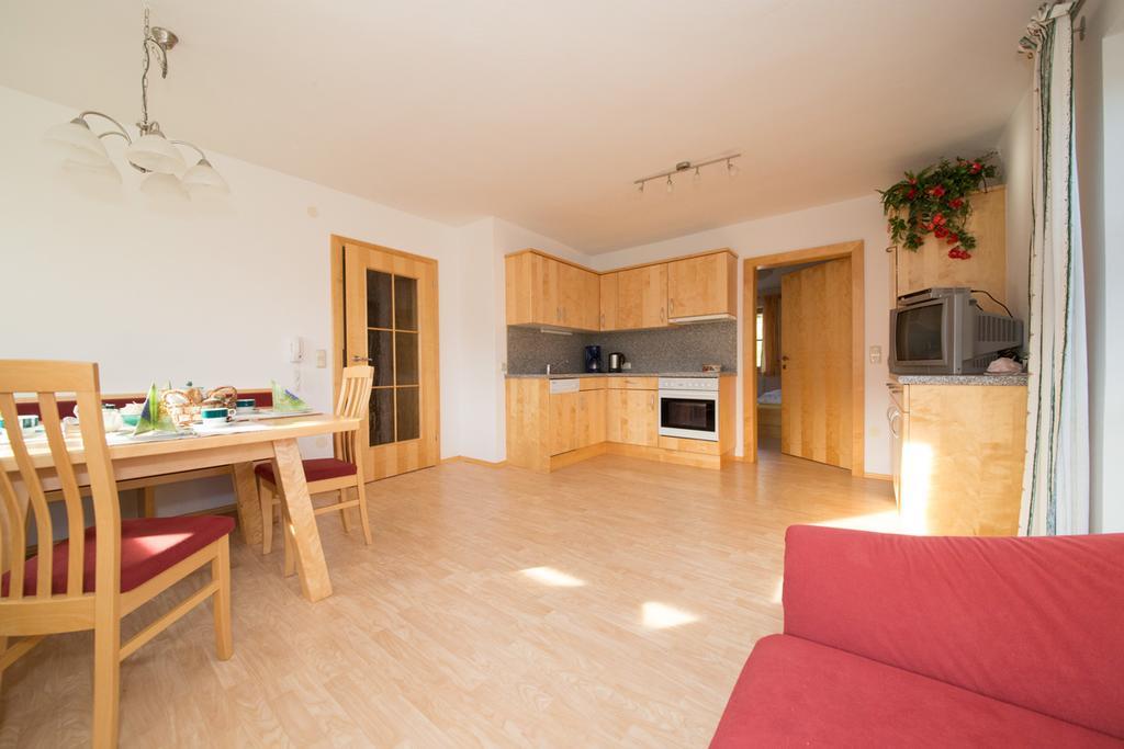 Bio-Bauernhof Einberghof Apartment Pfarrwerfen Ruang foto